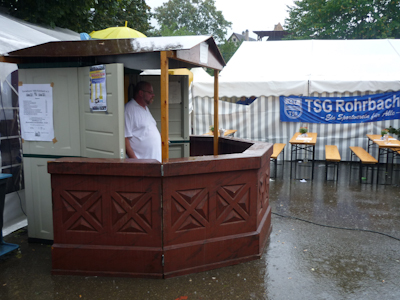 Regen treibt die Leute in die Zelte